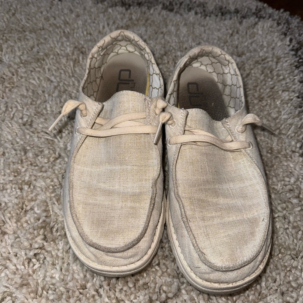 GUC Woman’s size 8 Hey Dudes